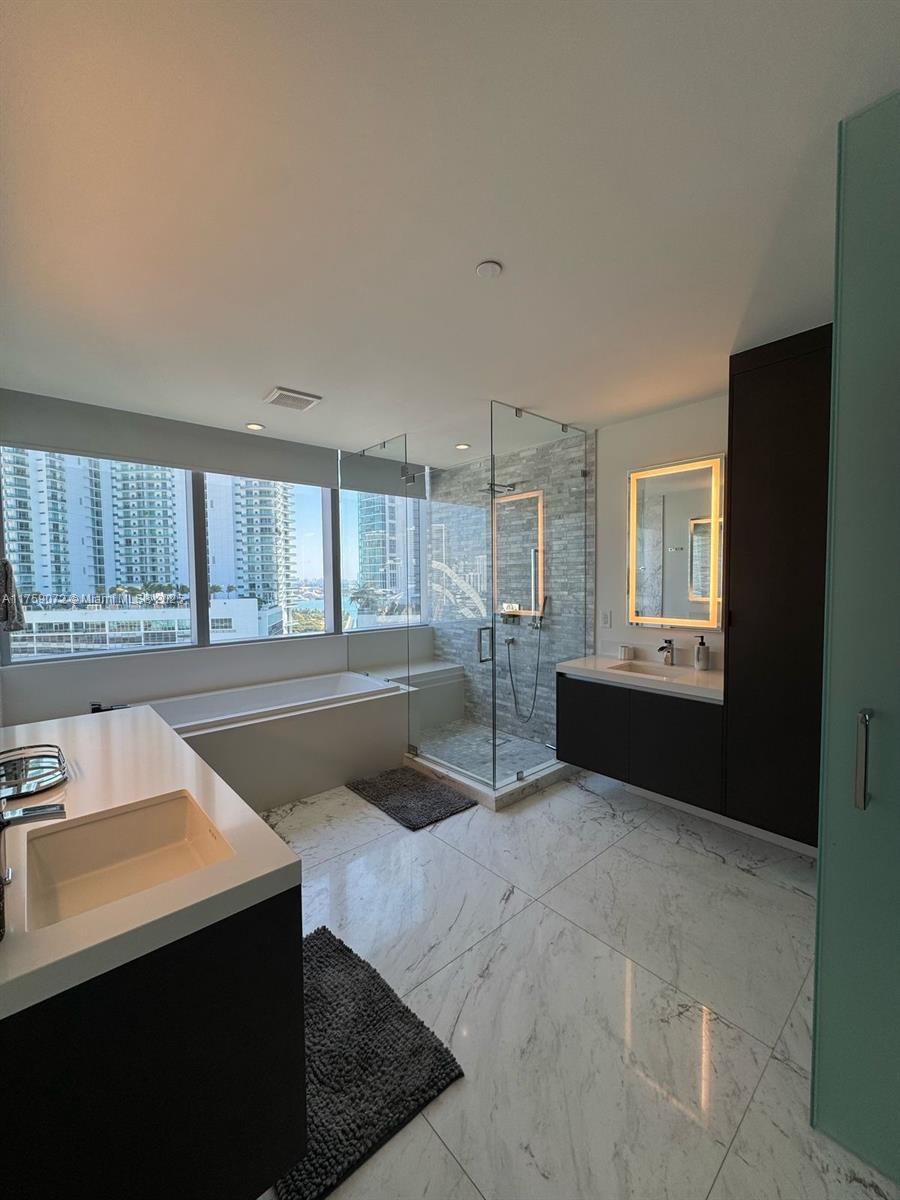 PARAMOUNT MIAMI WORLDCENT - Residential Lease