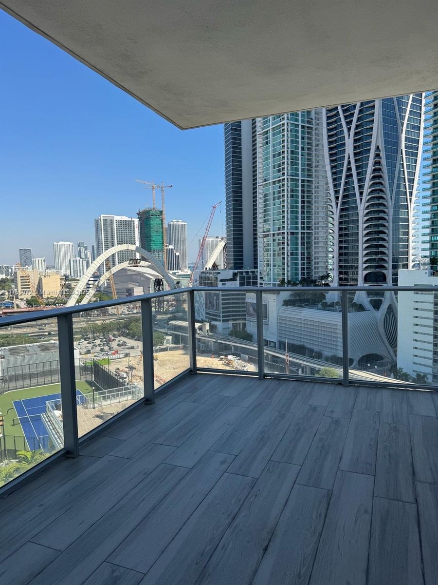 PARAMOUNT MIAMI WORLDCENT - Residential Lease