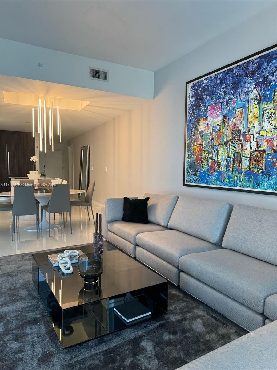 PARAMOUNT MIAMI WORLDCENT - Residential Lease