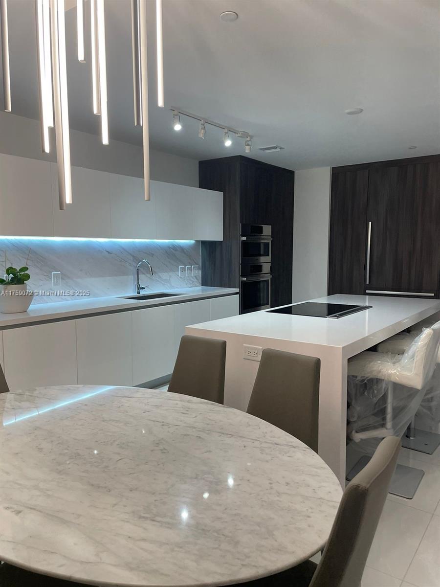 PARAMOUNT MIAMI WORLDCENT - Residential Lease