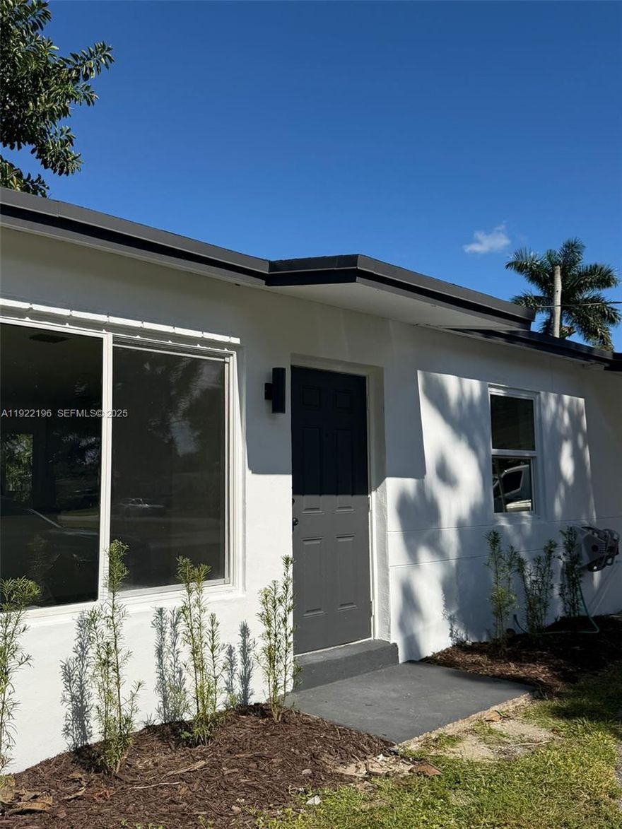 Single home with 3 beds and 2 baths, all brand-new appliances, and a green area perfect for BBQs next to the river at the back Yard of the house. Close to restaurants and supermarkets like Walmart Supercenter. Community Boat Ramp. Close to 441 and to the Turnpike.