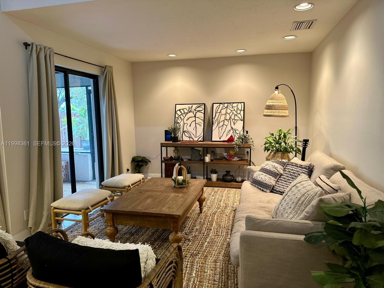 COUNTRY ISLES - Residential Lease