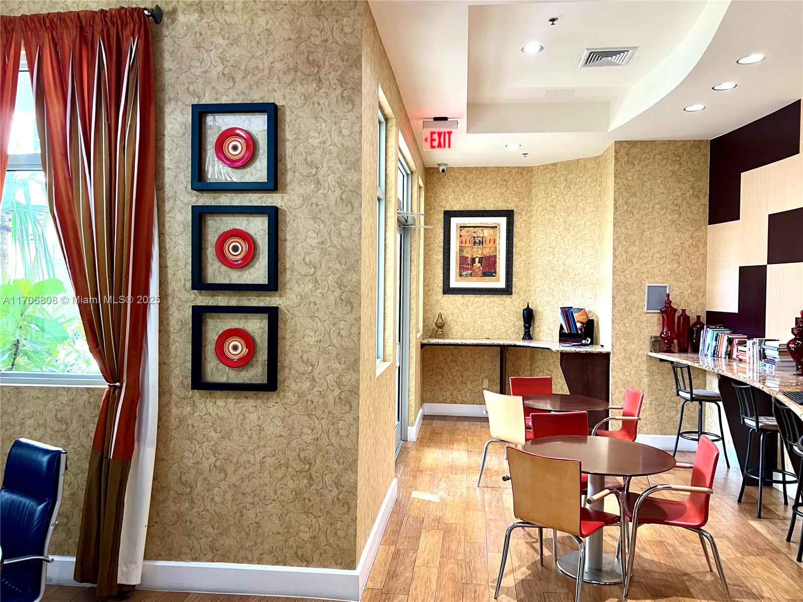 RADIUS CONDO - Residential