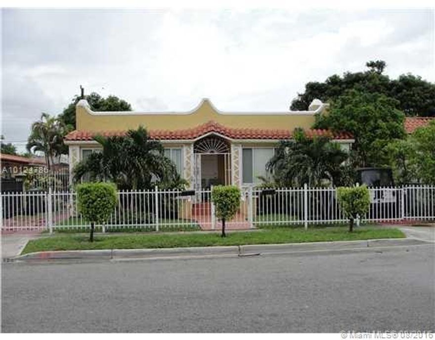 Excellent location !!! Spacious 3/1 Duplex side-by-side (left side) , plus a little guest house 1/1 (Total 1,350Sf Approx). Tiled floors, Central A/C, individual water and electric meters, laundry room in rear. Clean and well maintained property. Available August 01, 2016