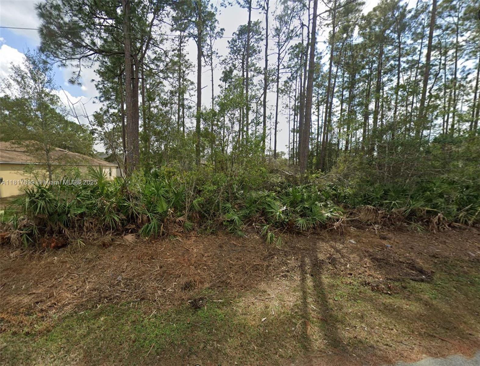 Great buildable lot minutes from the beach, great area to build your dream home!