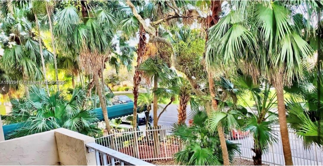 BEAUTIFUL APARTMENT WITH A GREAT GARDEN VIEW , AMAZING LOCATION! READY TO MOVE IN.B