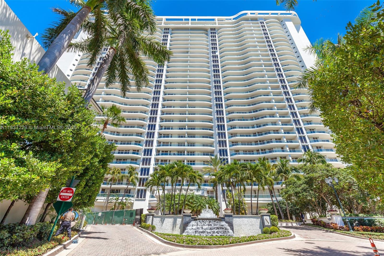 MAGNIFICENT APARTMENT IN THE LUXURIOUS WILLIAMS ISLAND. 3 BEDROOMS/3 BATHROOMS. THIS AMAZING RESIDENCE WITH EVERYTHING YOU EXPECT IN COMFORT AND STYLE. MAINTAINED HOME WITH BEAUTIFUL FINISHES. EXCELLENT VIEWS OF THE OCEAN, CITY, AND BAY. MARBLE FLOORING IN LIVING AREAS AND CARPET IN BEDROOMS. READY FOR YOU TO MOVE IN. BE PART OF THE REFINED LIFESTYLE OF THE EXCLUSIVE WILLIAMS ISLAND. PRIVATE SPA, FITNESS CENTER, MASSAGE ROOM, BEAUTY SALON, HEATED INDOOR POOL LAP, SAUNA, TENNIS COMPLEX, VALET 24/7. SECURITY GUARD.