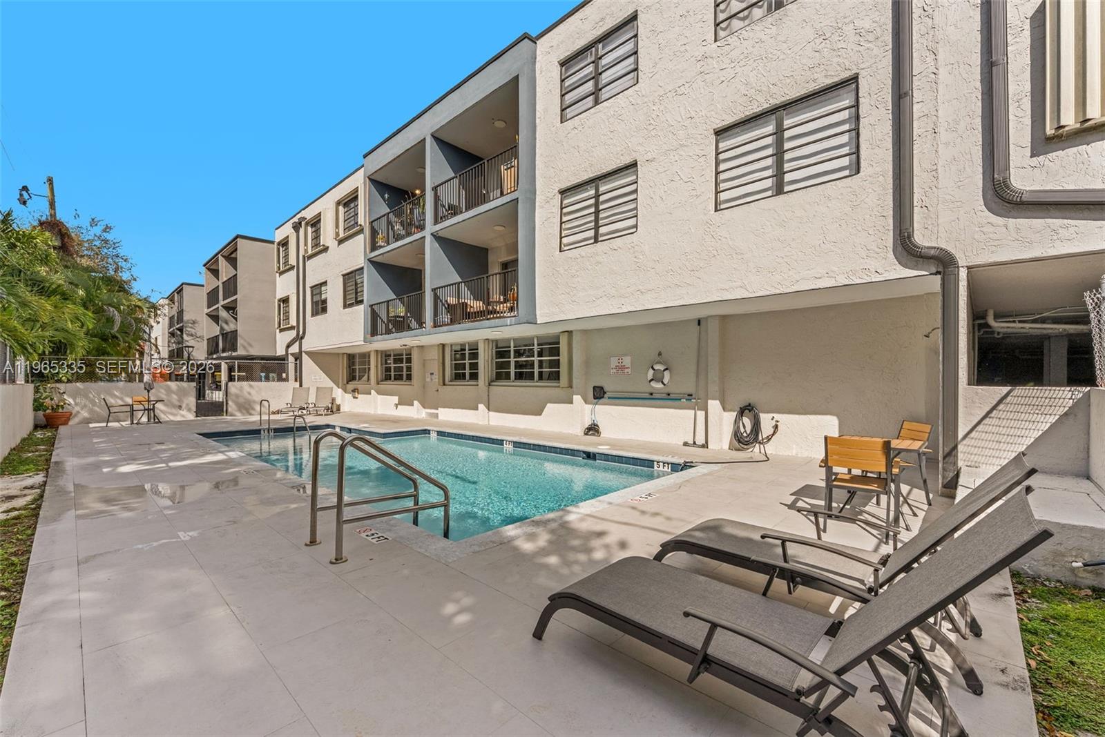 EL JARDIN DE HIALEAH COND - Residential