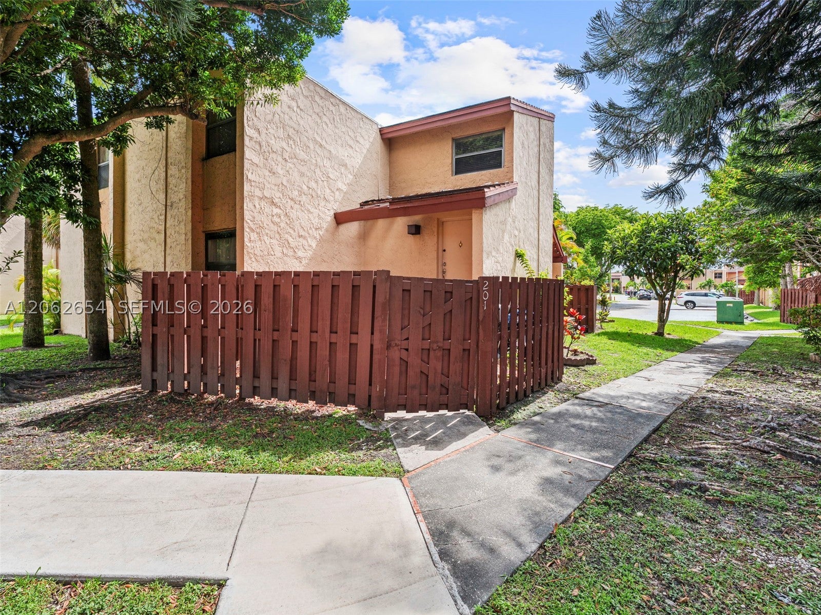291 W Park Dr