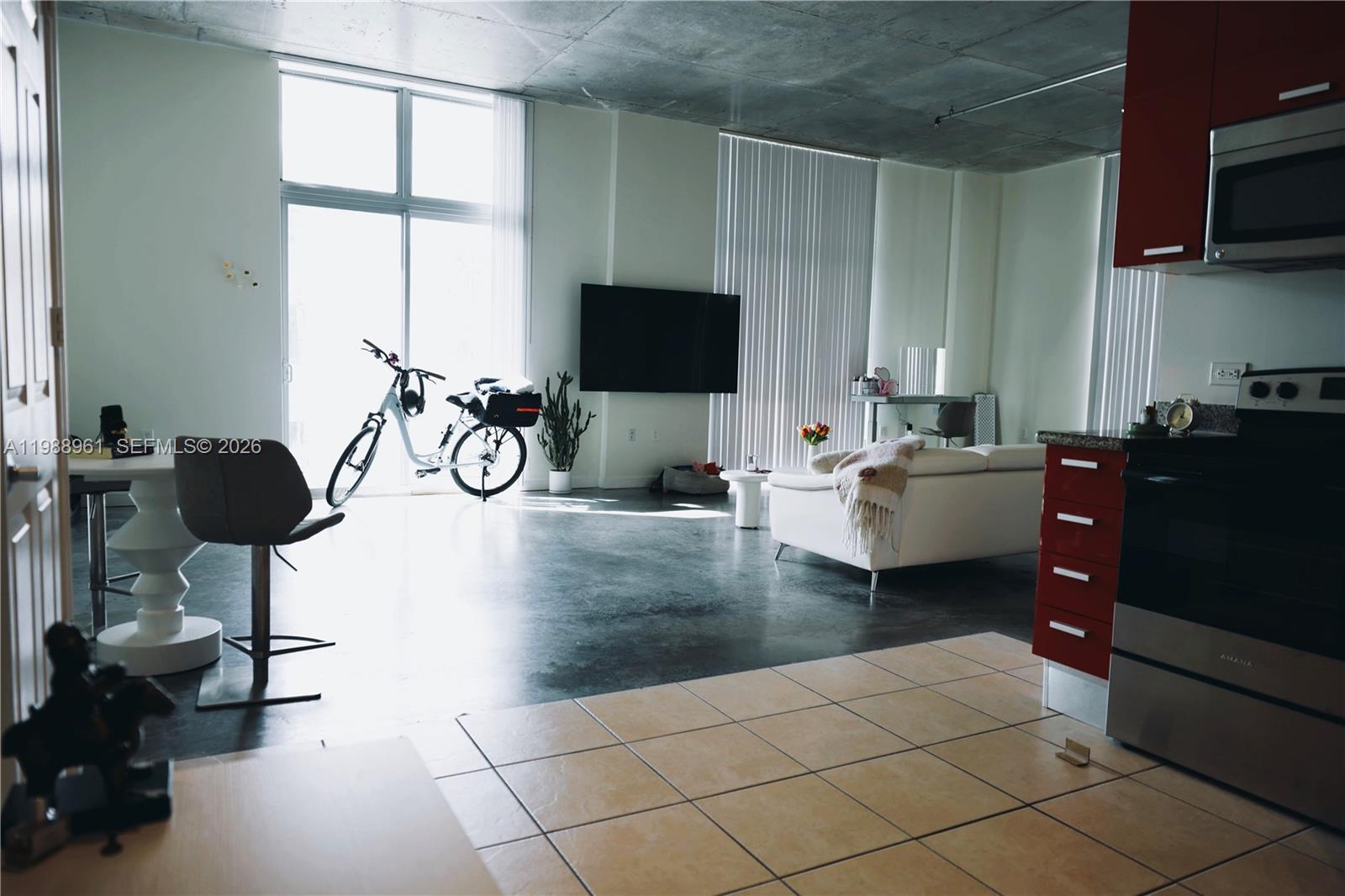 LOFTS AT HOLLYWOOD STATIO - Residential