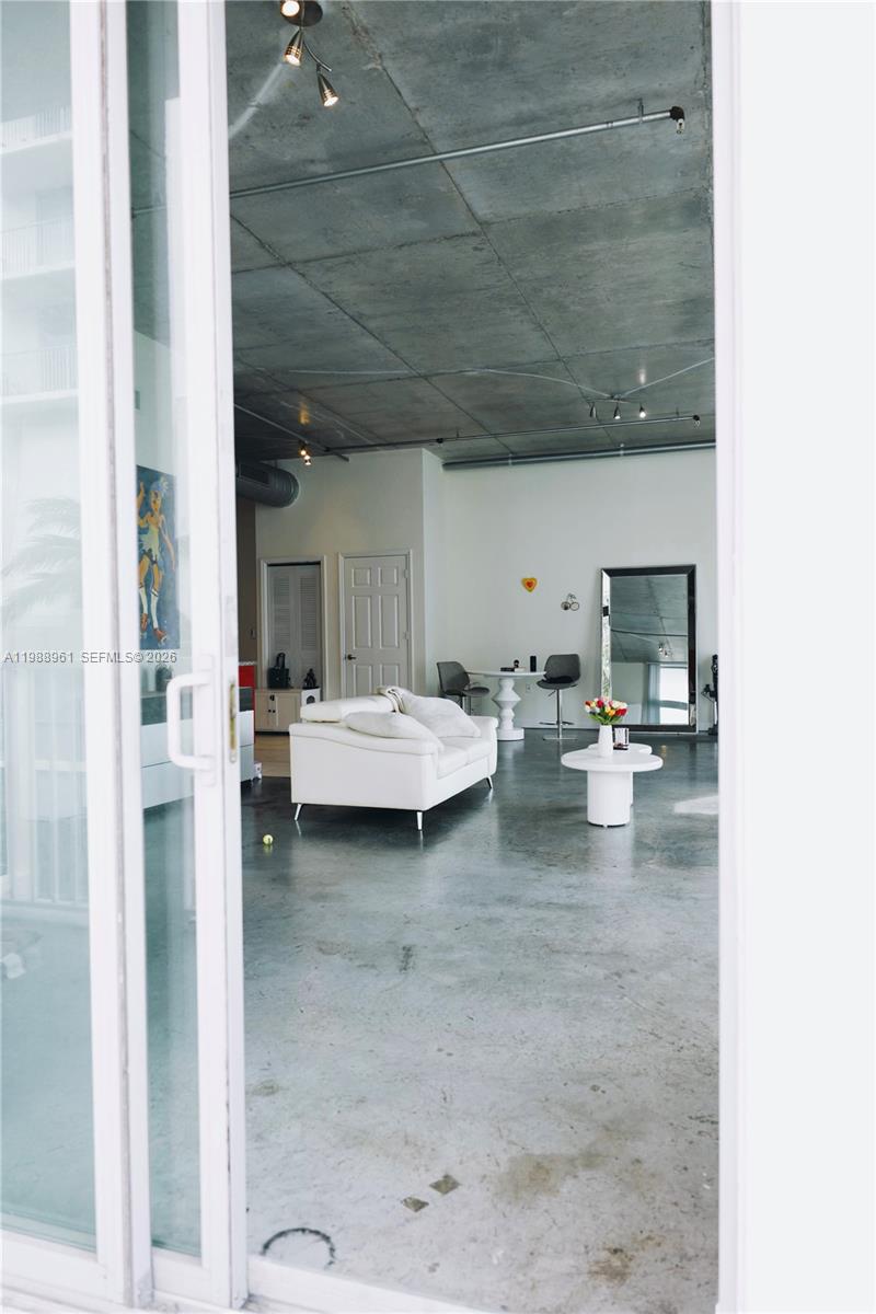 LOFTS AT HOLLYWOOD STATIO - Residential