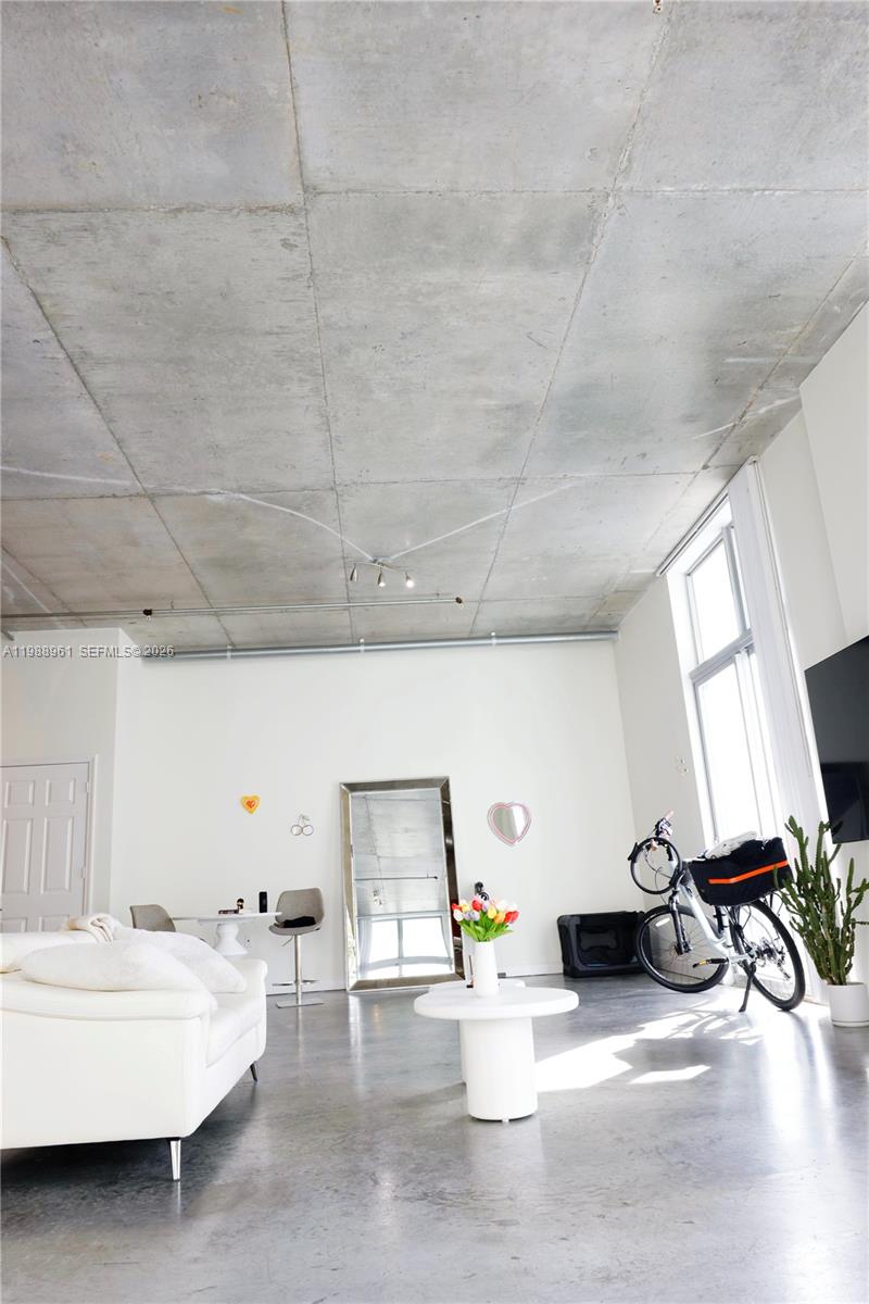 LOFTS AT HOLLYWOOD STATIO - Residential