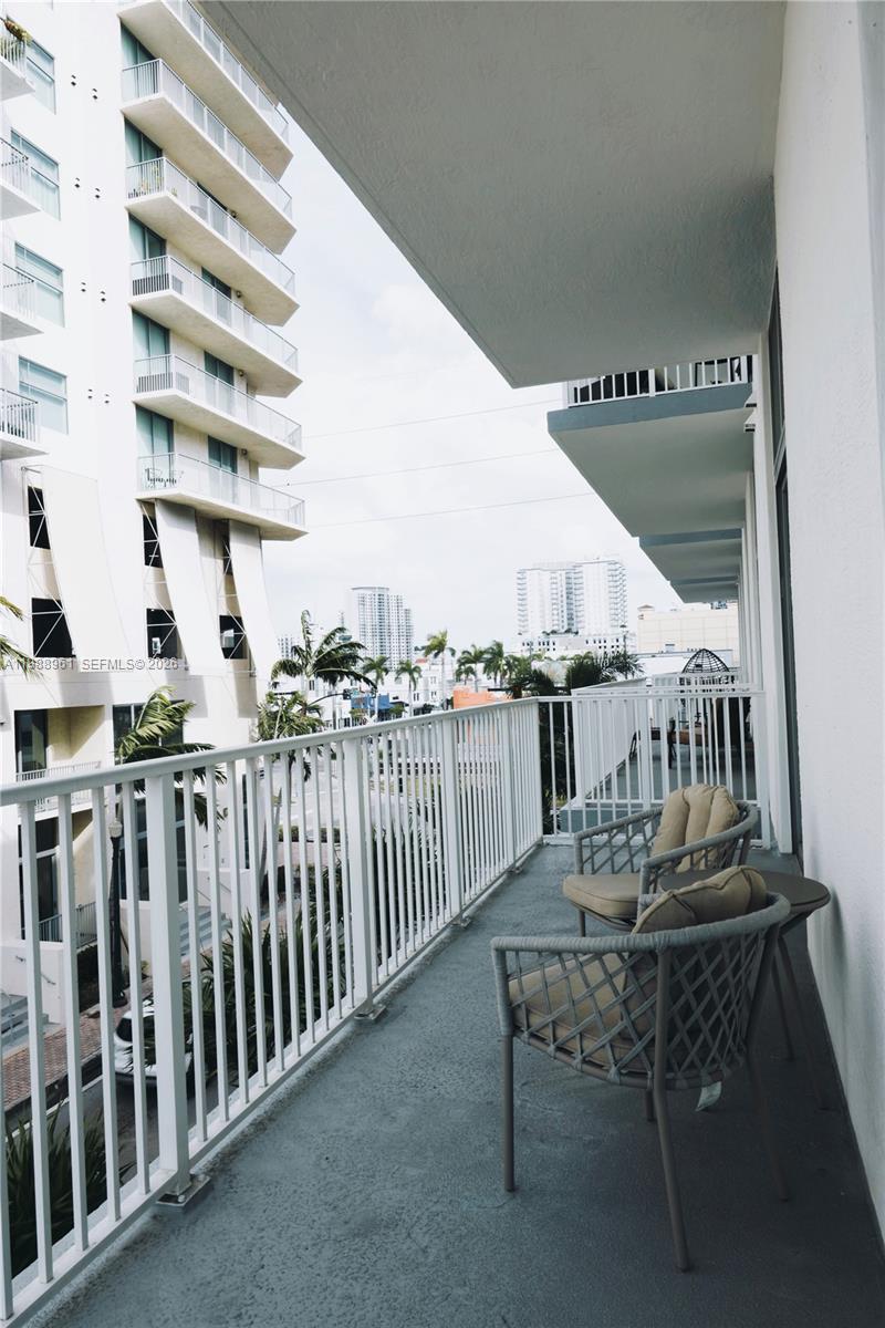 LOFTS AT HOLLYWOOD STATIO - Residential