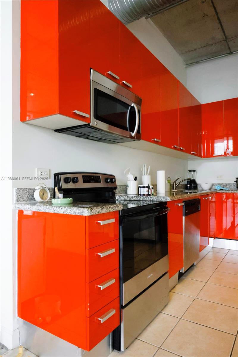 LOFTS AT HOLLYWOOD STATIO - Residential