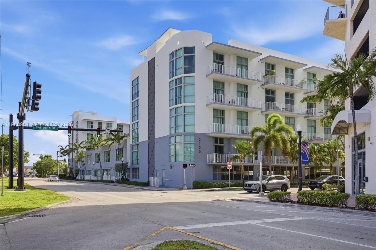 LOFTS AT HOLLYWOOD STATIO - Residential