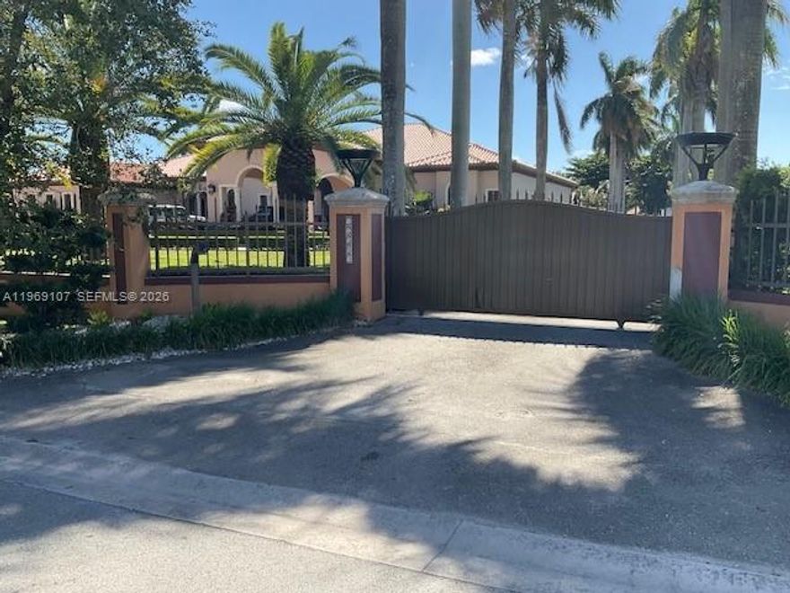 Cozy little  Farm, in a equestrian field. Nice Size two bedroom efficiency, freshly painted. This is in Horse country and there are horses here, MUST LIKE ANIMALS.
All u are included. Kitchen with all necessary appliances utilities. Washer and Dryer available.
Efficiency is far from the horses. The place is amazing and beautiful, well maintain Farm.