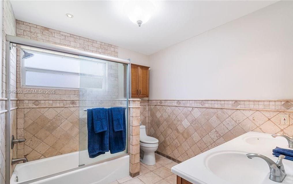 HOLLYWOOD HILLS - Residential Lease