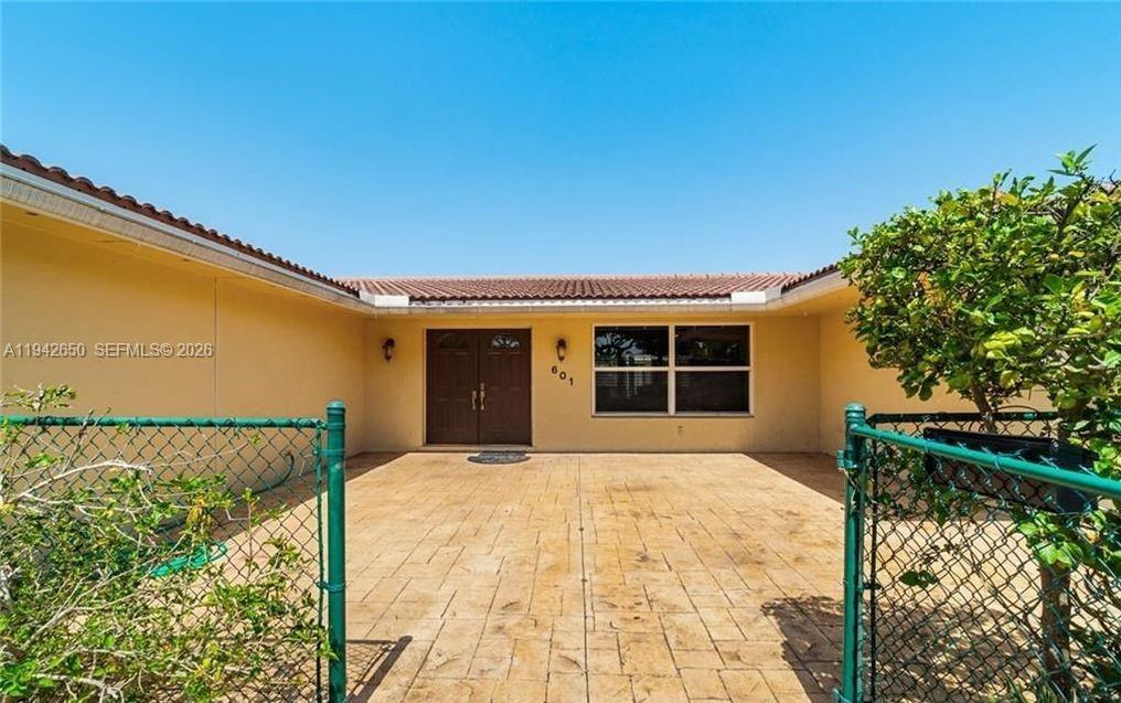 HOLLYWOOD HILLS - Residential Lease