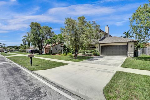 Single Family Residence in Davie FL 5740 Waterford Dr Dr 2.jpg