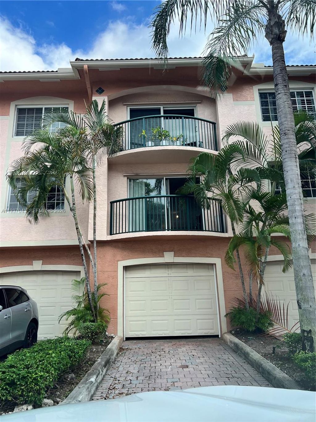 Photo of 2033 SE 10th Ave #605, Fort Lauderdale, FL 33316 (MLS # A11937043)