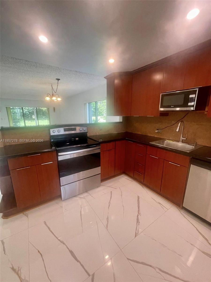 RACQUET CLUB APARTMENTS A - Residential Lease