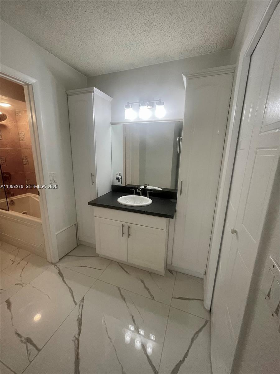 RACQUET CLUB APARTMENTS A - Residential Lease