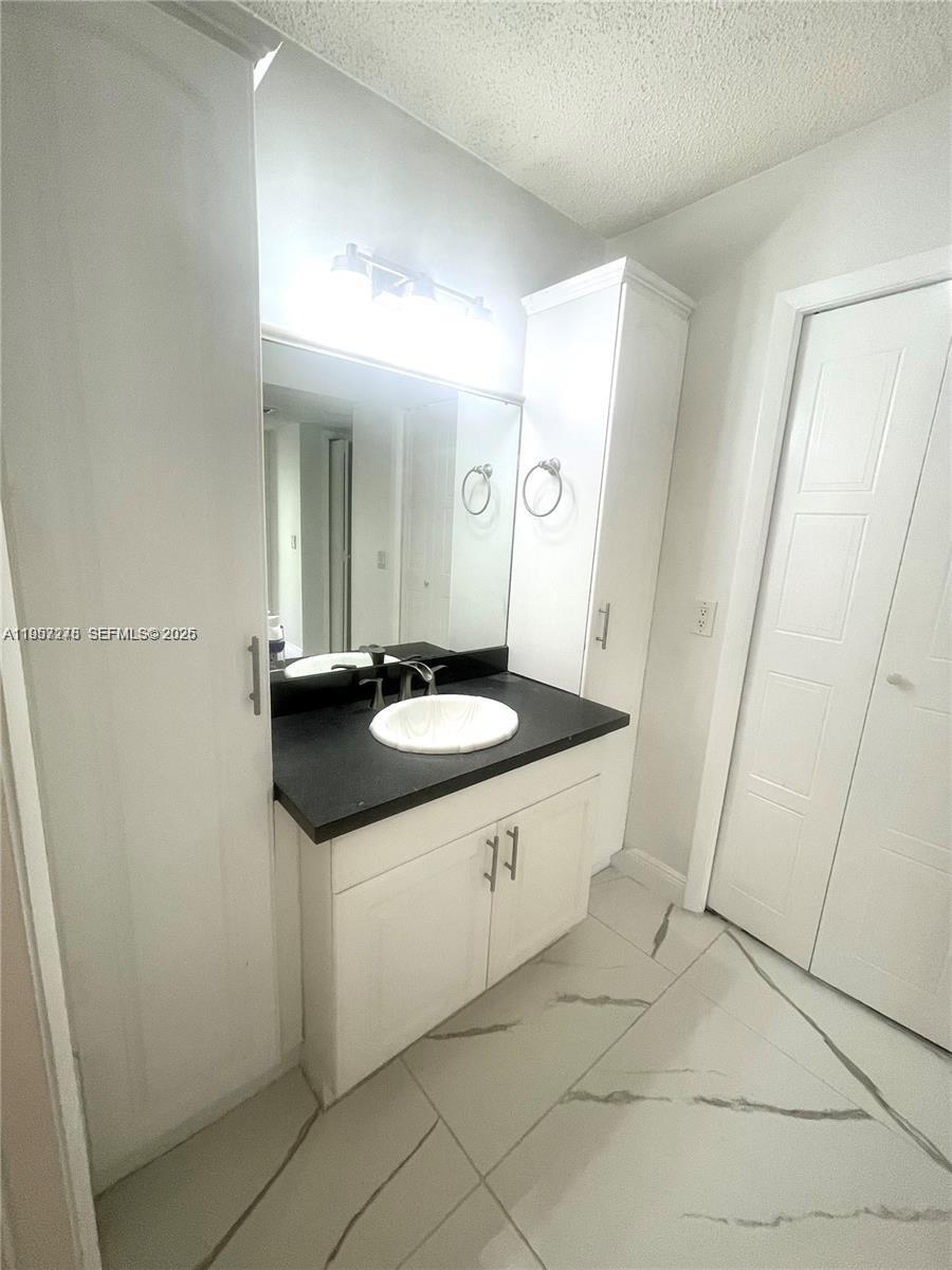 RACQUET CLUB APARTMENTS A - Residential Lease