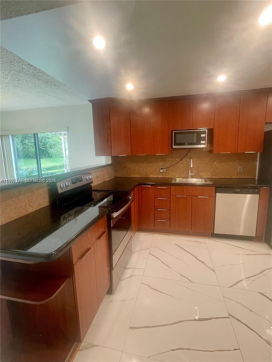 RACQUET CLUB APARTMENTS A - Residential Lease