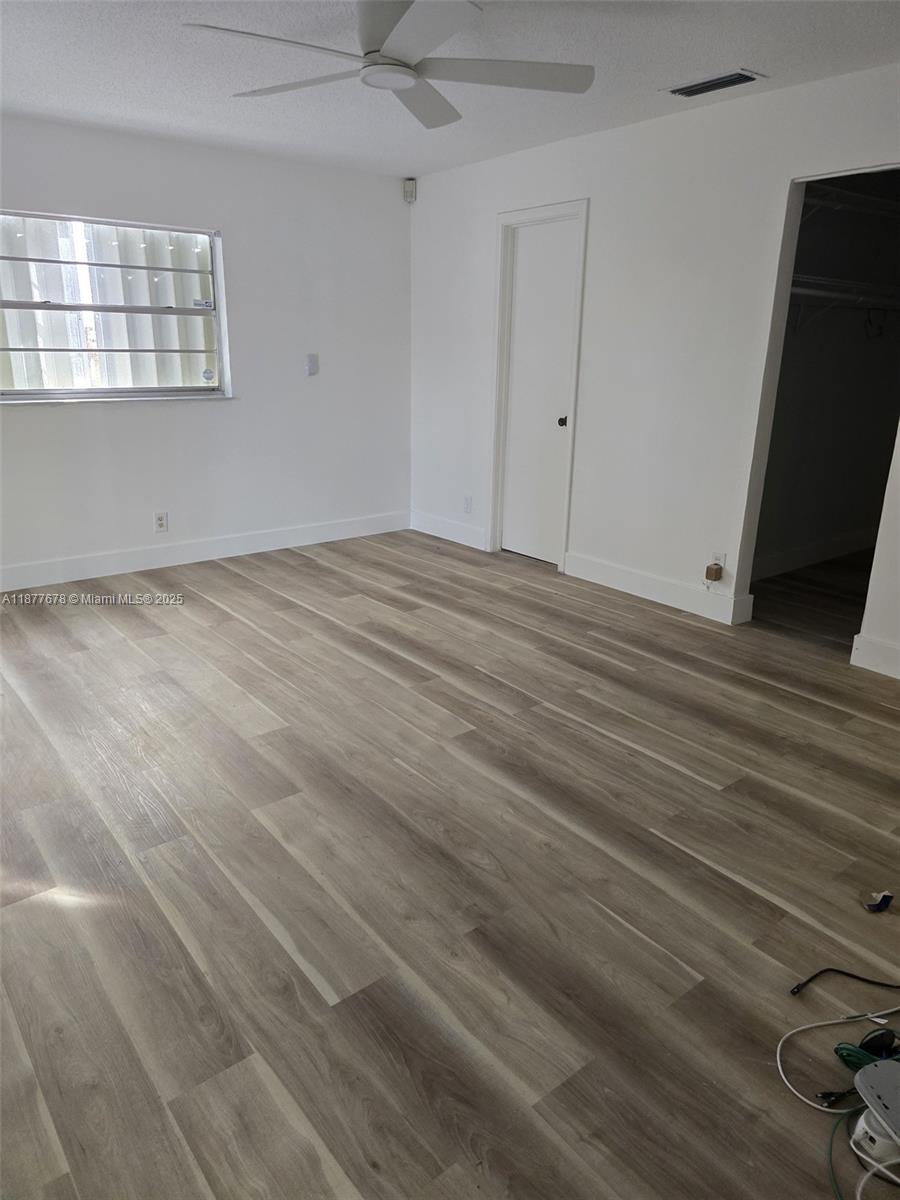 Very large updated 1/1 with a shared pool. Entrance is from the rear through the gate. Can be rented with the front unit for a large family. Quick approval
Easy to show, Call LA