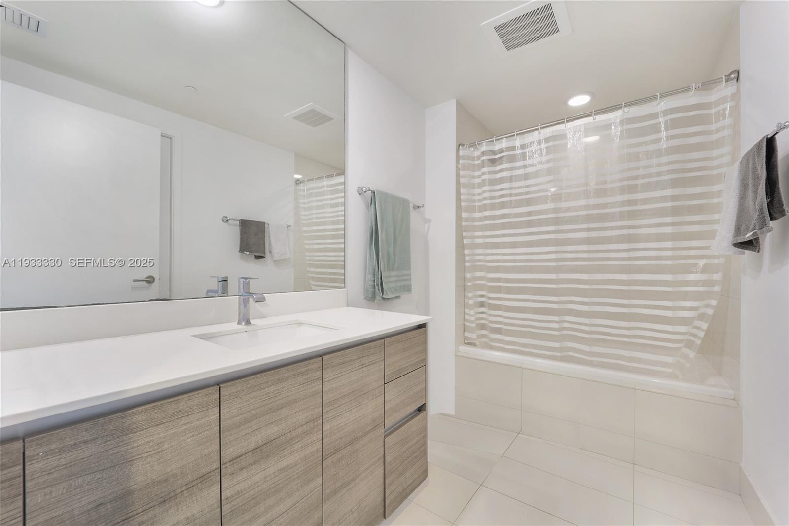 1100 MILLECENTO RESIDENCE - Residential