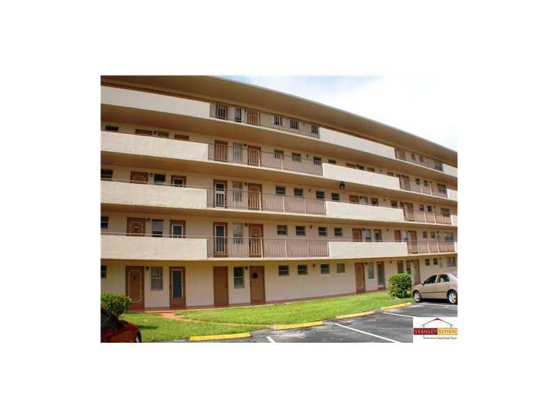 CENTRALLY LOCATED UNIT IN HILLCREST COUNRTY CLUB .. LARGE KTICHEN, BRAND NEW CARPET, UNIT WILL BE FRESHLY PAINTED 1 AND 1.2 BATHROOM , LARGE BALCONY OVER LOOKING THE GOLF COURSE .. GREAT UNIT 15 MINUTES FROM THE BEACH, CLOSE TO 441 AND I-95 , HOLLYWOOD M EDICAL CENTERS , SHOPPING CENTERS , RESTAURANTS , DOWTOWN HOLLYWOOD AND MUCH MORE .. ALL AGES WELCOME