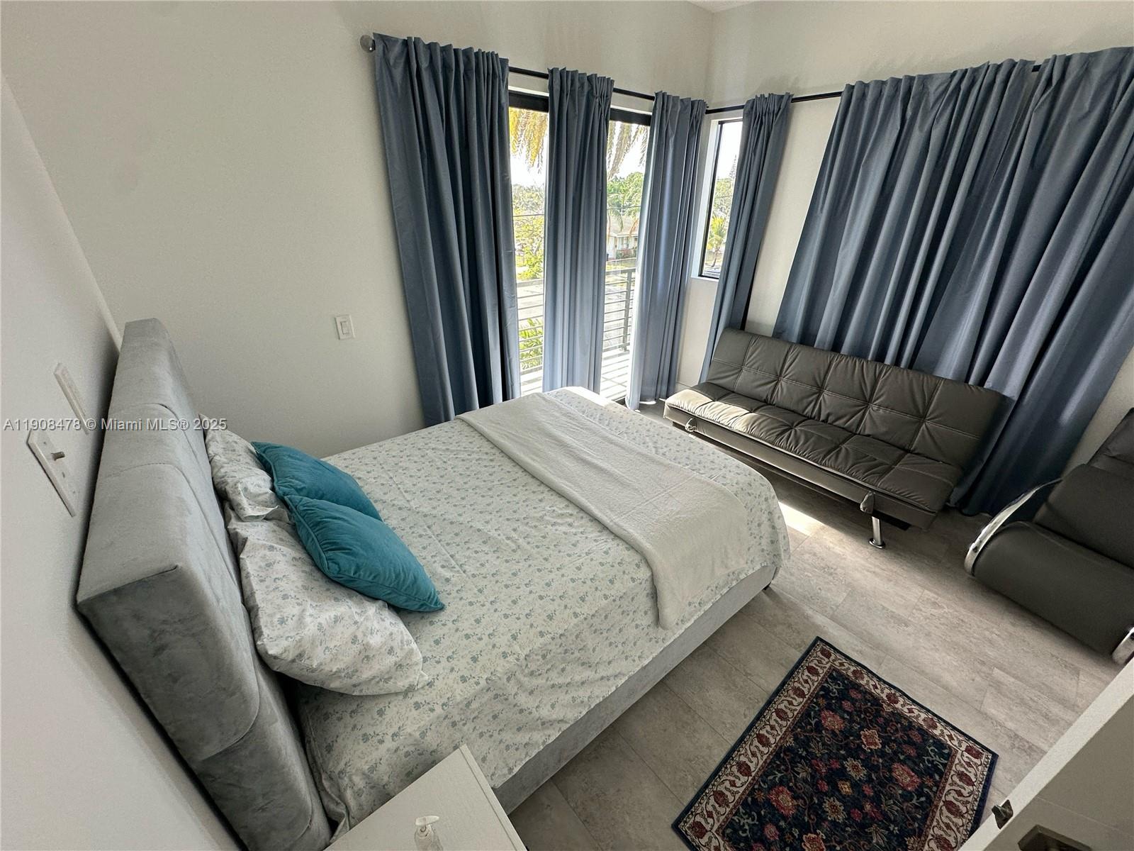 HOLLYWOOD PARK - Residential Lease