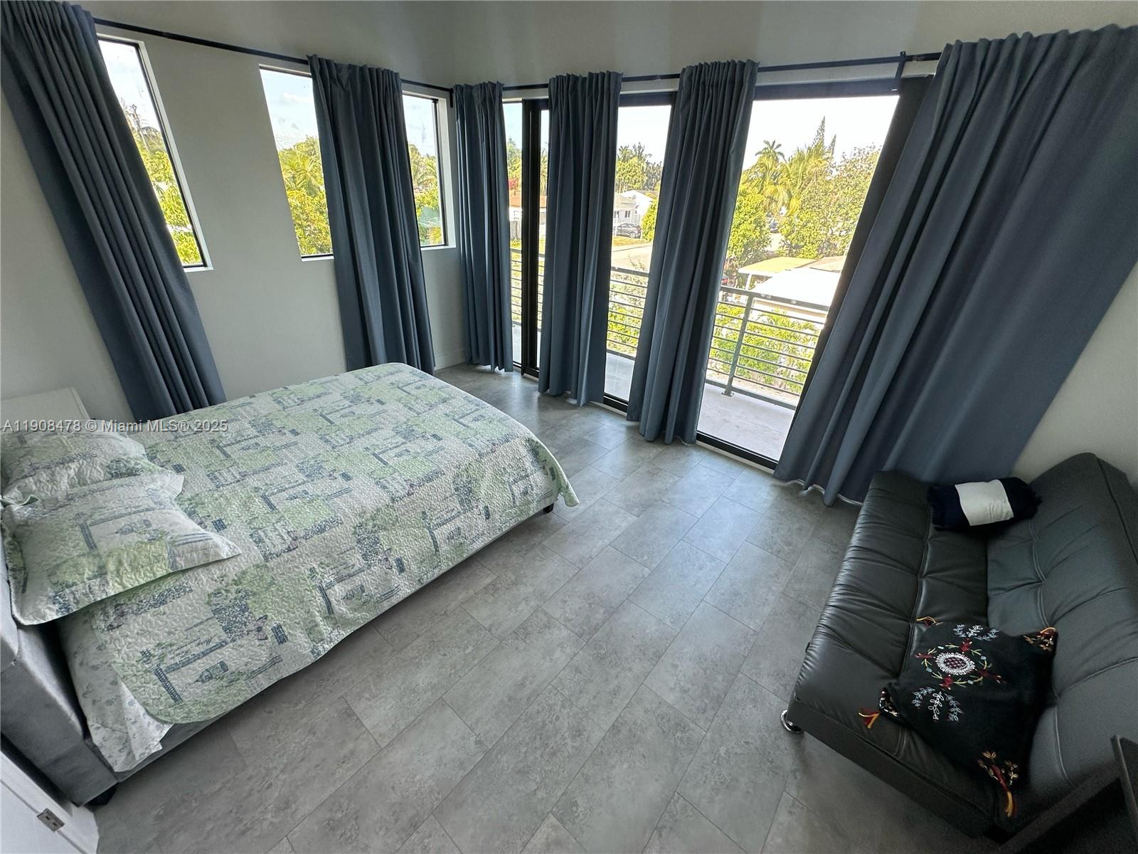 HOLLYWOOD PARK - Residential Lease