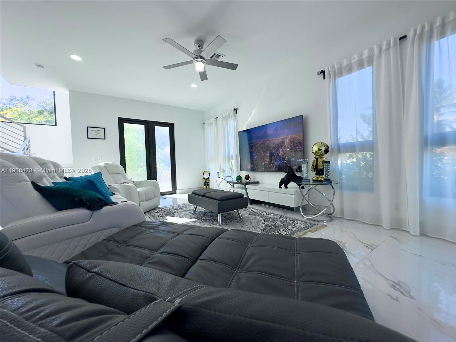 HOLLYWOOD PARK - Residential Lease