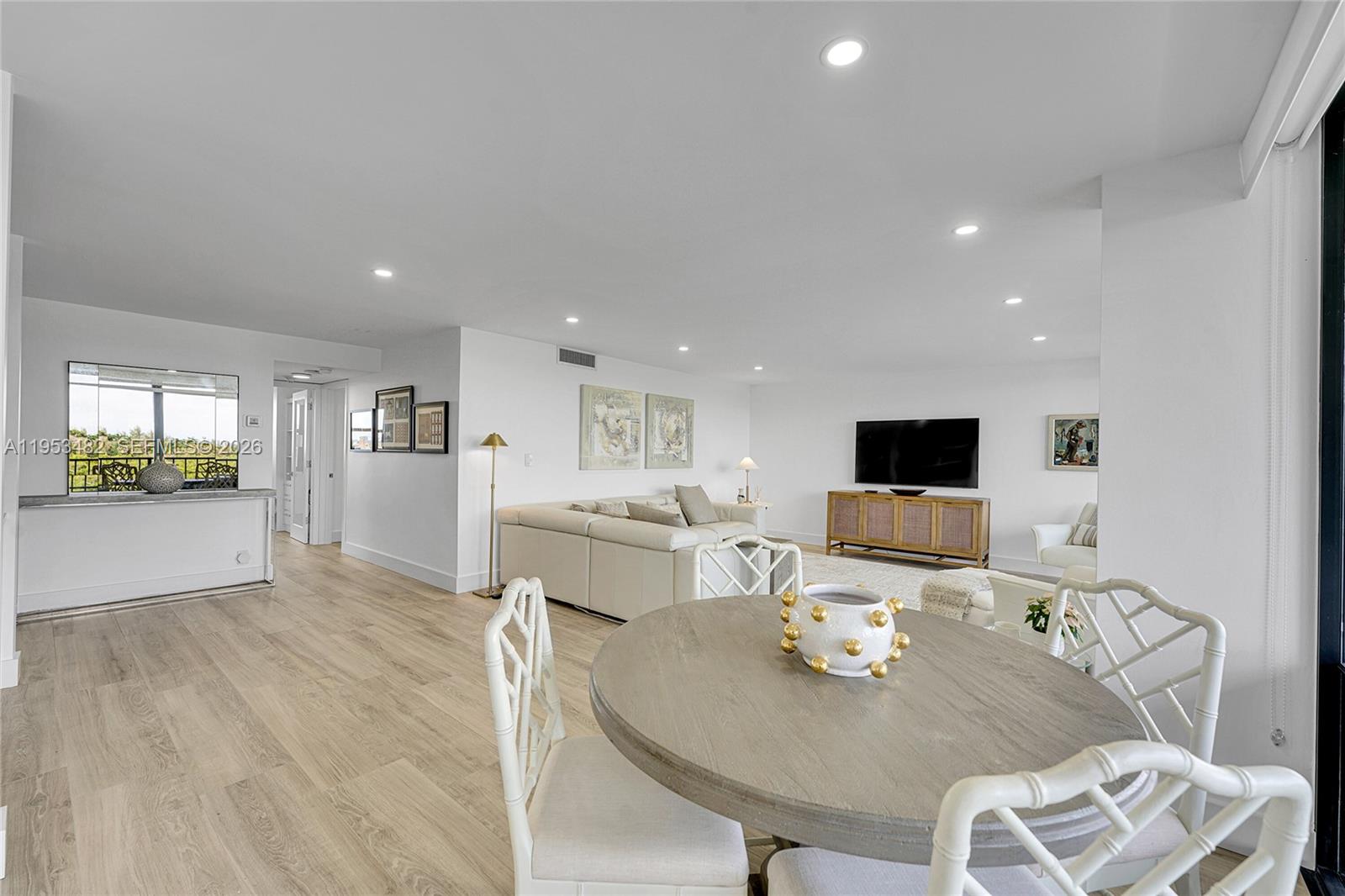 CORINTHIAN ON THE INTRACO - Residential