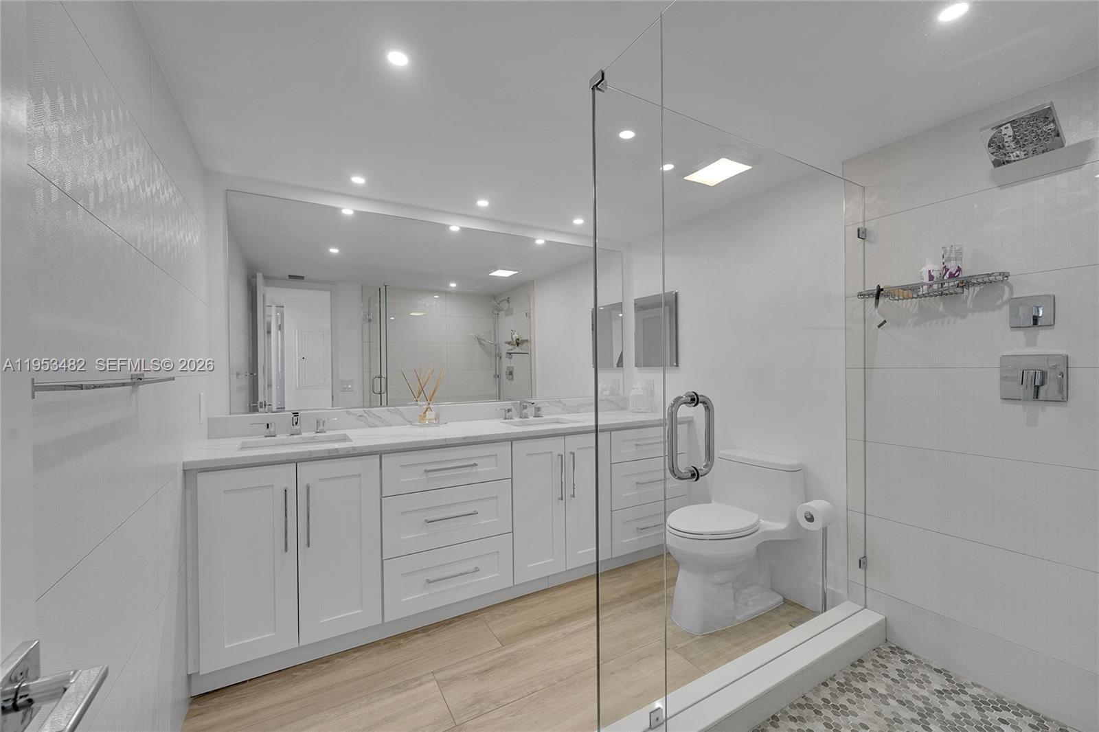 CORINTHIAN ON THE INTRACO - Residential