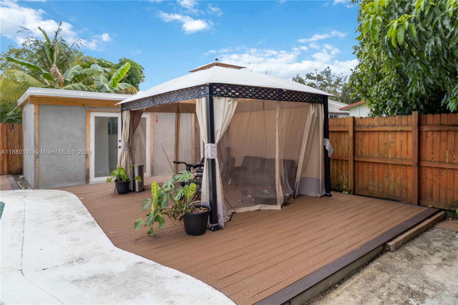 HOLLYWOOD BEACH GARDENS - Residential