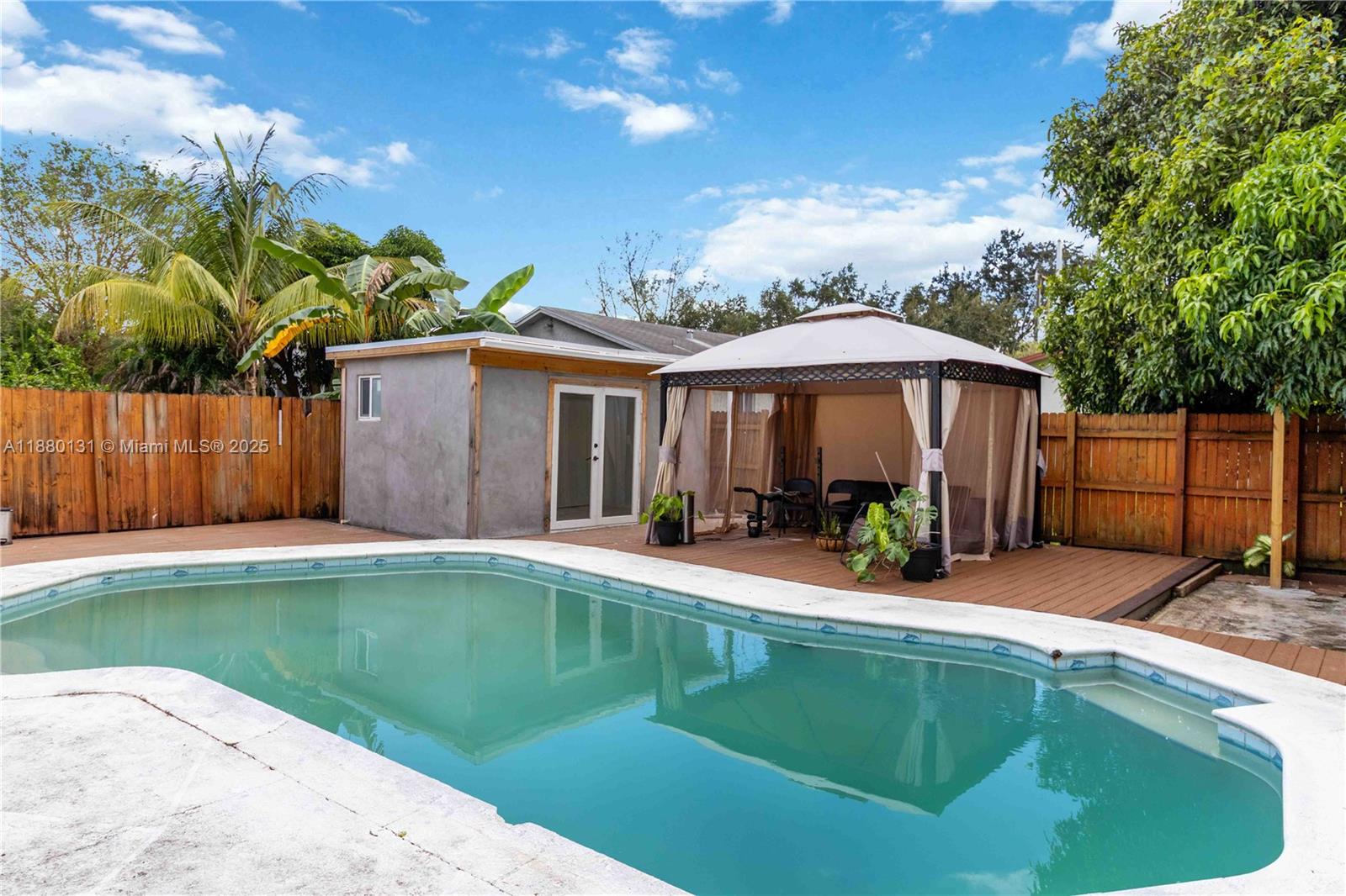 HOLLYWOOD BEACH GARDENS - Residential