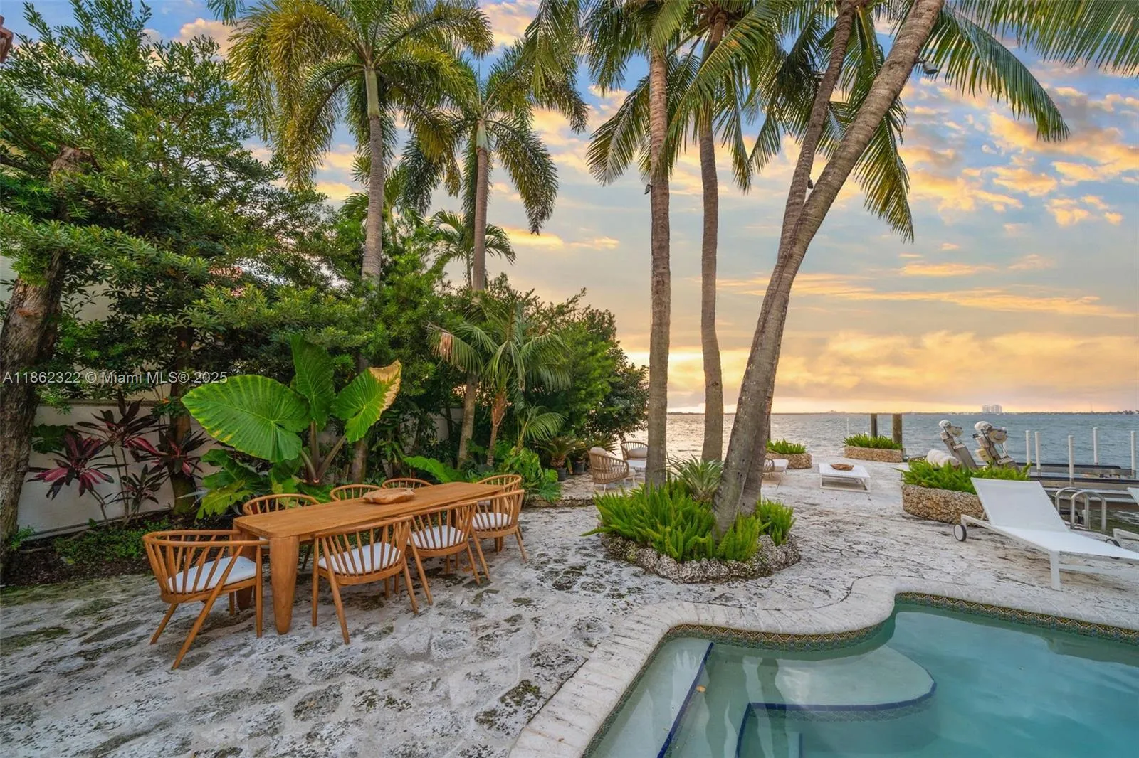 Miami Beach, Florida 33140, United States, 3 Bedrooms Bedrooms, ,4 BathroomsBathrooms,Residential,Active,197358