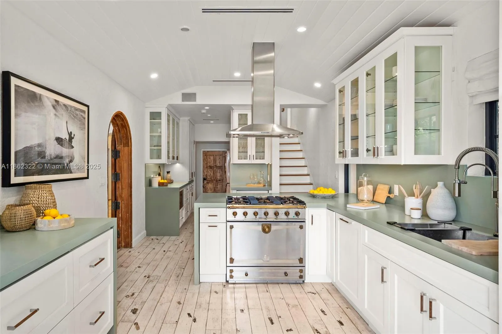 Miami Beach, Florida 33140, United States, 3 Bedrooms Bedrooms, ,4 BathroomsBathrooms,Residential,Active,197358