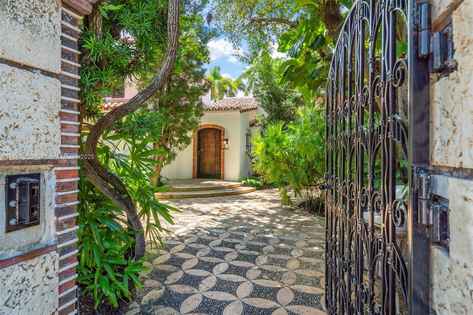 Miami Beach, Florida 33140, United States, 3 Bedrooms Bedrooms, ,4 BathroomsBathrooms,Residential,Active,197358