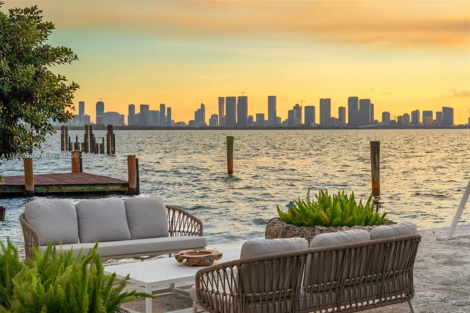 Miami Beach, Florida 33140, United States, 3 Bedrooms Bedrooms, ,4 BathroomsBathrooms,Residential,Active,197358