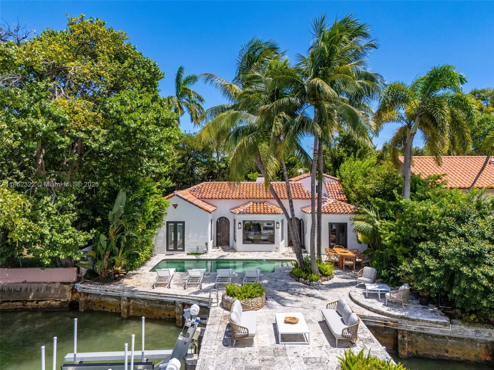 Miami Beach, Florida 33140, United States, 3 Bedrooms Bedrooms, ,4 BathroomsBathrooms,Residential,Active,197358