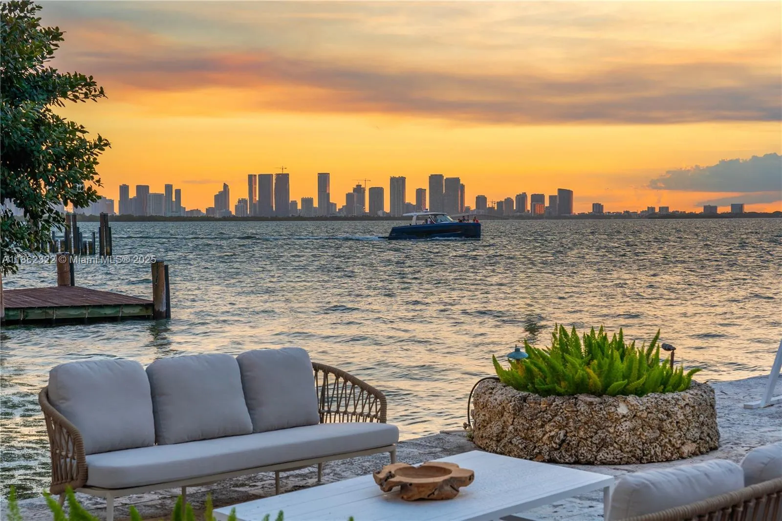 Miami Beach, Florida 33140, United States, 3 Bedrooms Bedrooms, ,4 BathroomsBathrooms,Residential,Active,197358