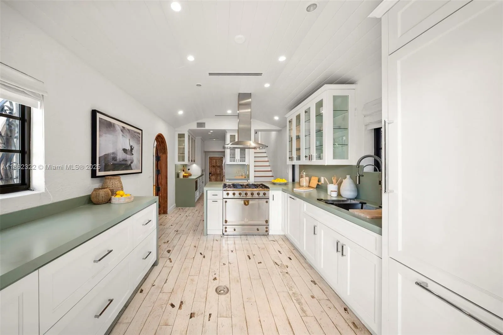 Miami Beach, Florida 33140, United States, 3 Bedrooms Bedrooms, ,4 BathroomsBathrooms,Residential,Active,197358