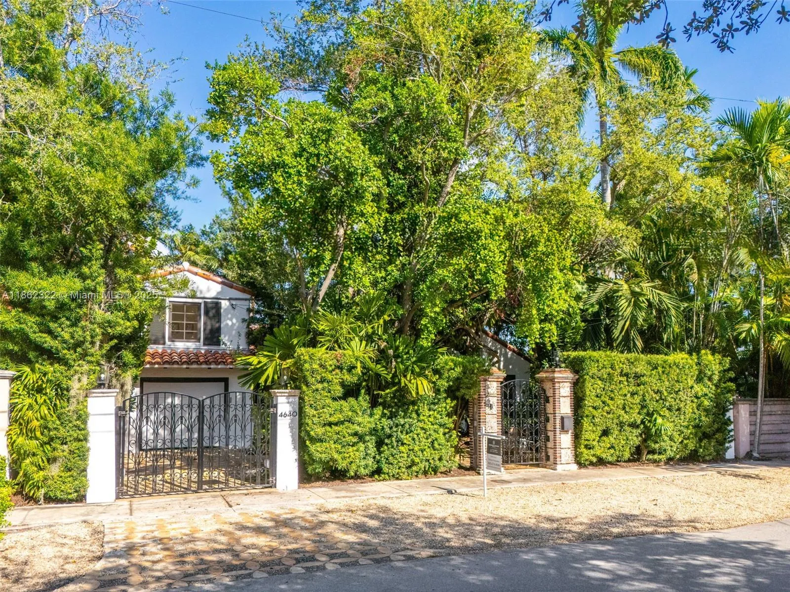 Miami Beach, Florida 33140, United States, 3 Bedrooms Bedrooms, ,4 BathroomsBathrooms,Residential,Active,197358