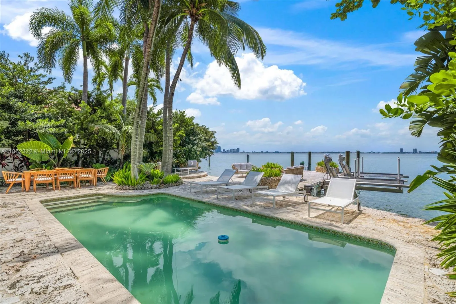 Miami Beach, Florida 33140, United States, 3 Bedrooms Bedrooms, ,4 BathroomsBathrooms,Residential,Active,197358