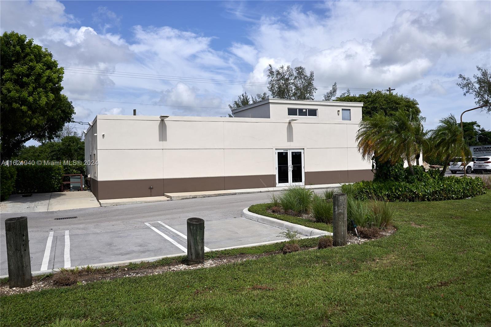 Unique opportunity to own a Free Standing building in Krome AVE and 232 ST .
Almost 1 ACRE Lot 37,981 SQF
Primary Land Use
2111 RESTAURANT OR CAFETERIA : RETAIL OUTLET
PA Primary Zone
6400 COMMERCIAL - CENTRAL
Probate court approval needed .
Gas station to the right side of the property and vacant land behind the property with front to Krome ave are also for Sale .
Contact listing agent . Do Not Walk To The Properties