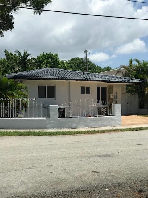 SHOWING START 9/11 EASY TO SHOW ON LOCKBOX
NEW LISTING CORNER DUPLEX 2/1 SUPER LOCATION!!!
REMODELED KITCHEN, FRESHLY PAINTED. WASHER AND DRYER AT PATIO AREA. 2 PARKING SPACES. INCLUDES LAWN SERVICE WITH RENT. REALTOR READ BROKERS REMARKS.