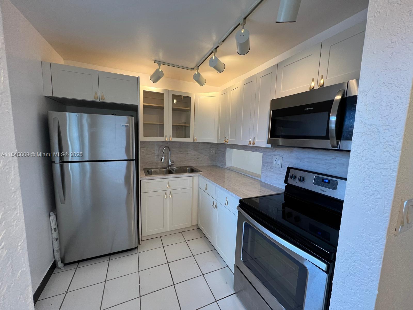 NEW WORLD CONDO APTS IV - Residential